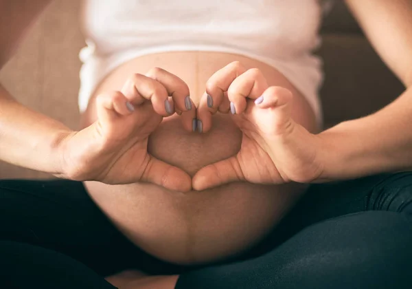 Kvinna Händer Visar Tecken Hjärtat Nära Stor Mage — Stockfoto