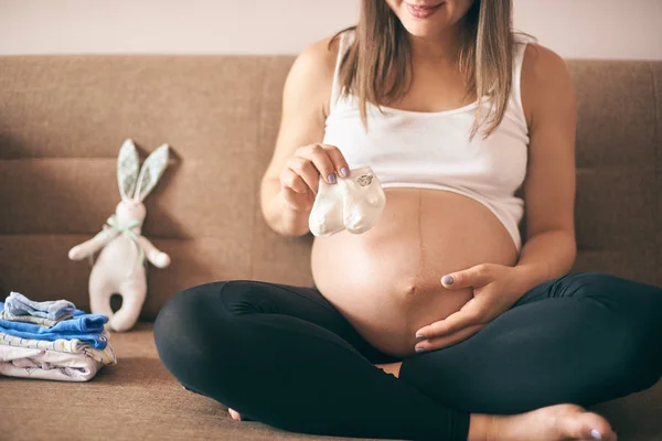 Jövő Anya Kanapén Otthon Átfogó Nagy Hasa Folyamatosan Kis Zokni — Stock Fotó