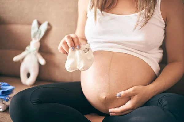 Jövő Anya Kanapén Otthon Átfogó Nagy Hasa Folyamatosan Kis Zokni — Stock Fotó