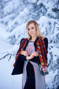 Çekici kadın kısa kış orman koyun derisi işlemeli ve dekore edilmiş kolsuz kürk yapılmış