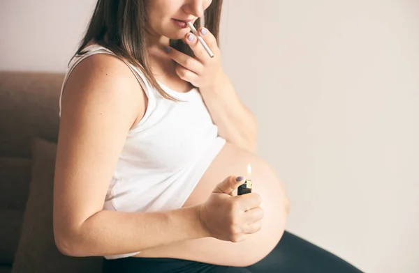 Vista Cortada Isqueiro Cigarro Mãos Mulher Grávida — Fotografia de Stock