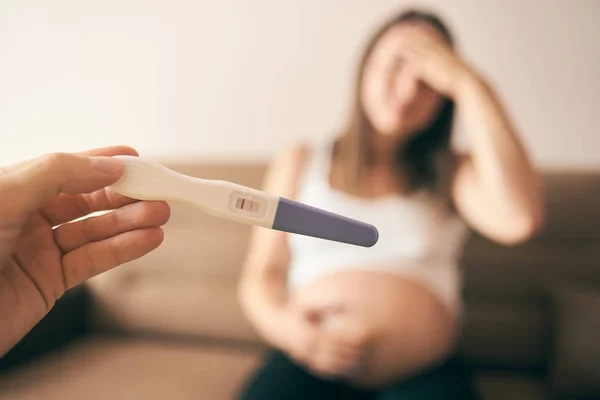 Selektiv Fokus För Graviditetstest Manlig Hand Och Besviken Ung Kvinna — Stockfoto