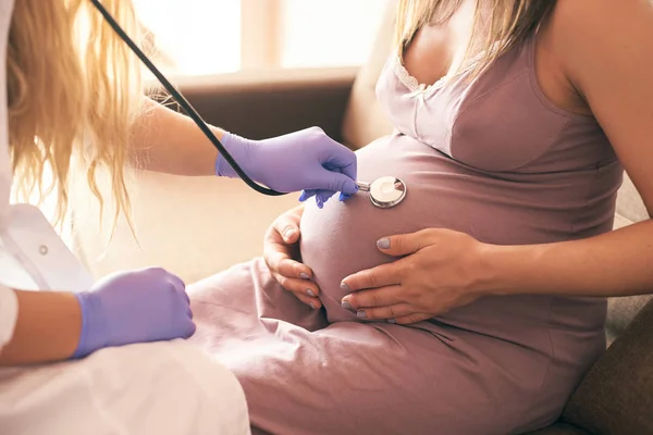 Visa Från Sidan Kvinnliga Läkare Undersöka Gravid Kvinna — Stockfoto