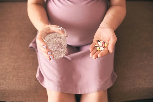 Вид Сверху Руки Беременной Женщины Таблетками Стаканом Воды — стоковое фото