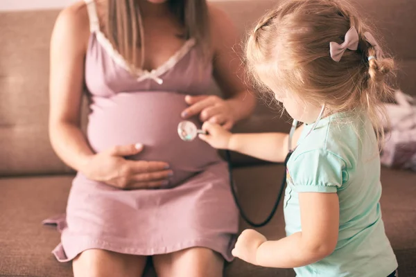 Filha Jogando Médico Verificando Mãe Grávida — Fotografia de Stock