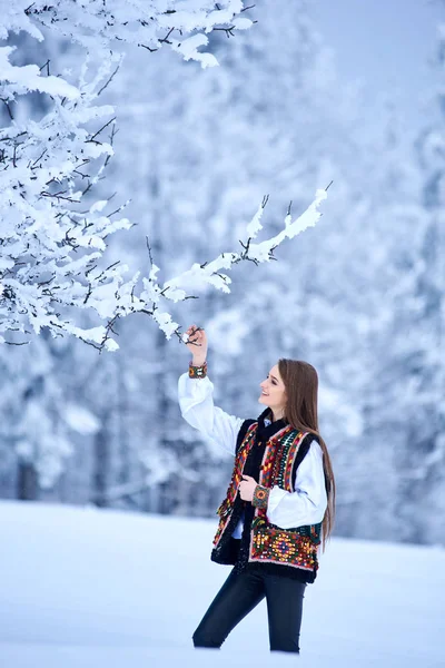 Krásné Dlouhé Vlasy Dívka Bílé Vyšívané Košile Vícebarevné Vesta Venku — Stock fotografie