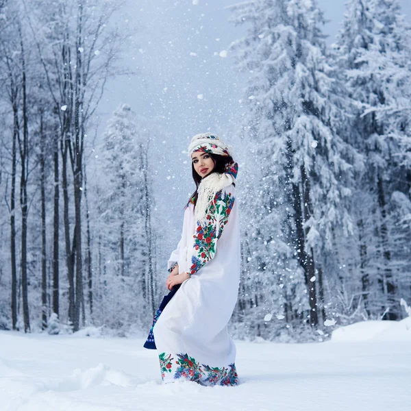 Joven Atractiva Hembra Pelo Oscuro Moda Vestido Blanco Bordado Con — Foto de Stock