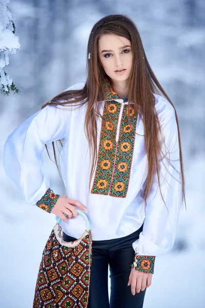 Ung Attraktiv Fashionabla Långhåriga Kvinna Jeans Och Vit Traditionell Ukrainsk — Stockfoto