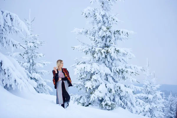 Attraktiv Kvinna Kort Broderad Och Inredda Ärmlös Päls Gjord Fårskinn — Stockfoto