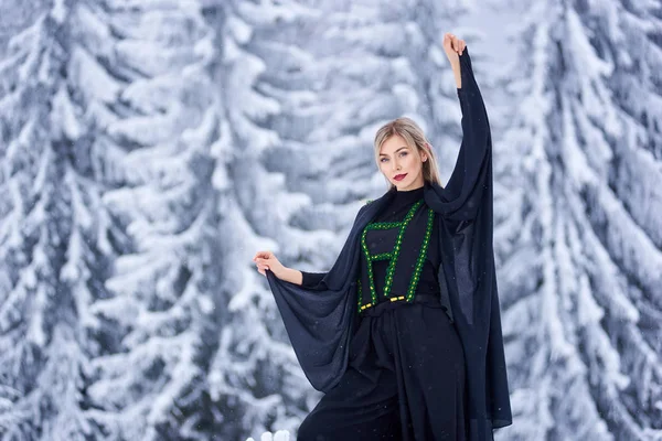 Attraktiv Ung Kvinna Mörk Lång Fantasy Outfit Och Kort Vit — Stockfoto