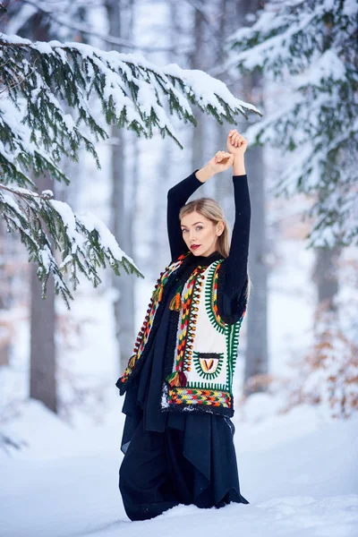 Ung Attraktiv Kvinna Vit Kort Broderad Och Inredda Ärmlös Päls — Stockfoto