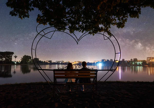 Rear View Man Woman Sitting Bench Campfire Lake Shore — Stock Photo, Image