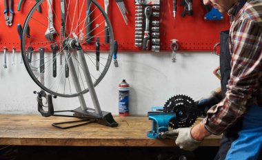 eldiven ve koruyucu iş giysisi giyen özel aracıyla Bisiklet tamir erkek teknisyen yakın çekim