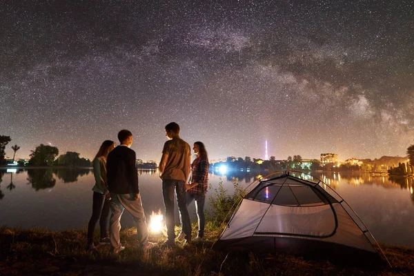 Zwei Paare Ruhen Sich Lagerfeuer Und Zelt Aus Und Zelten — Stockfoto