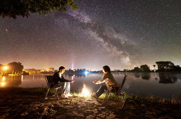 Ζευγάρι Τουρίστες Αναπαύεται Κοντά Σκηνή Και Campfire Κάτω Από Ουρανό — Φωτογραφία Αρχείου