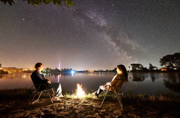 Ζευγάρι Τουρίστες Αναπαύεται Κοντά Σκηνή Και Campfire Κάτω Από Ουρανό — Φωτογραφία Αρχείου