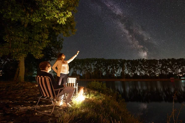 Άνθρωπος Που Κάθεται Καρέκλα Ενώ Οδηγεί Βραδινό Ουρανό Γεμάτο Αστέρια — Φωτογραφία Αρχείου