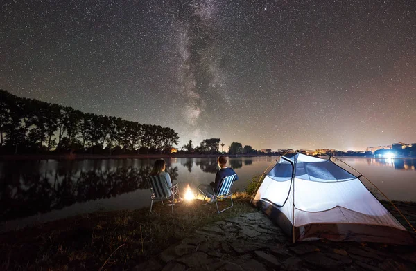 Vista Trasera Hombres Mujeres Amigos Sentados Sillas Cerca Fogata Carpa — Foto de Stock