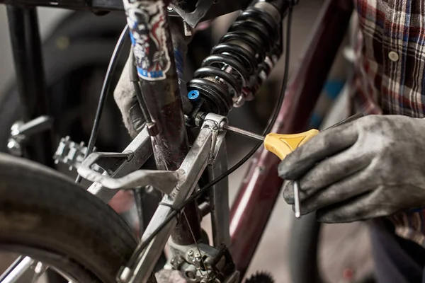 Närbild Mannen Mekaniker Arbetar Cykel Verkstad Bär Skyddshandskar — Stockfoto