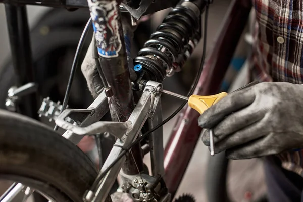 Nahaufnahme Eines Mannes Der Einer Fahrradwerkstatt Arbeitet Und Schutzhandschuhe Trägt — Stockfoto