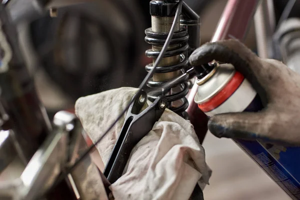 Primer Plano Del Hombre Mecánico Que Trabaja Taller Reparación Bicicletas — Foto de Stock