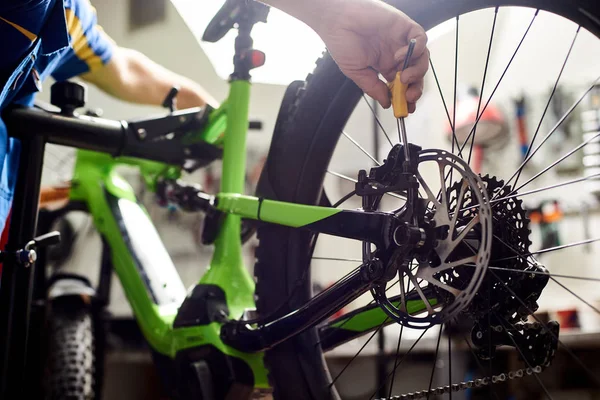 Närbild Manliga Serviceman Reparera Moderna Cykeln Bromsar Med Hjälp Specialverktyg — Stockfoto