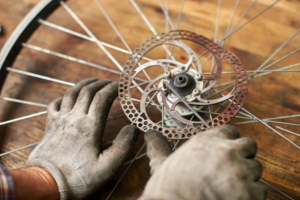 Nahaufnahme Des Der Fahrradwerkstatt Arbeitenden Mechanikers Der Das Rad Mit — Stockfoto