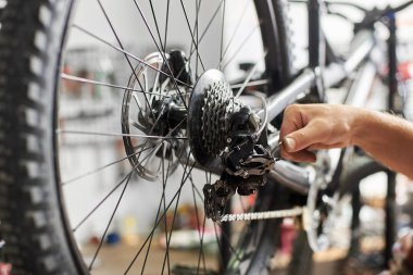 özel ekipman kullanarak Bisiklet tamir dükkanı, onarım hizmetinde bisiklet yapmak erkek makinist yakın çekim 