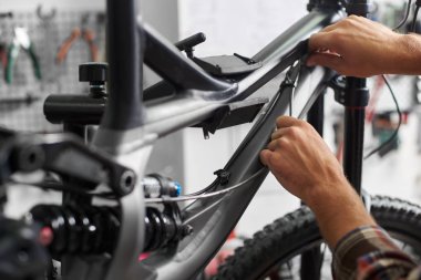 bisiklet tamircisi, Bisiklet bir atölyede tamir tamirci koruyucu iş giysisi giyen erkek mekanik çalışma yakın çekim