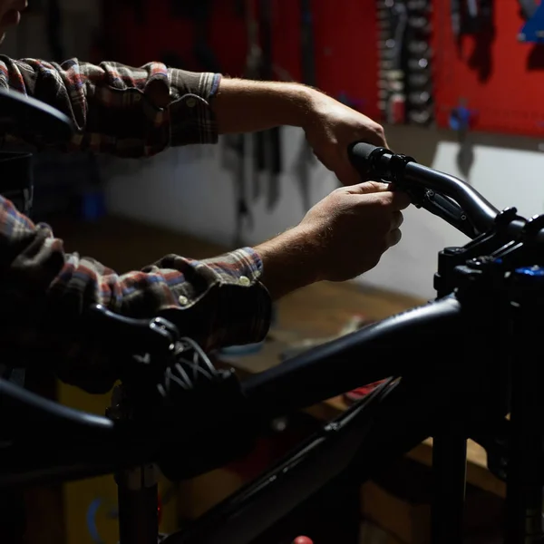 Nahaufnahme Eines Männlichen Reparateurs Der Einer Fahrradwerkstatt Arbeitet — Stockfoto