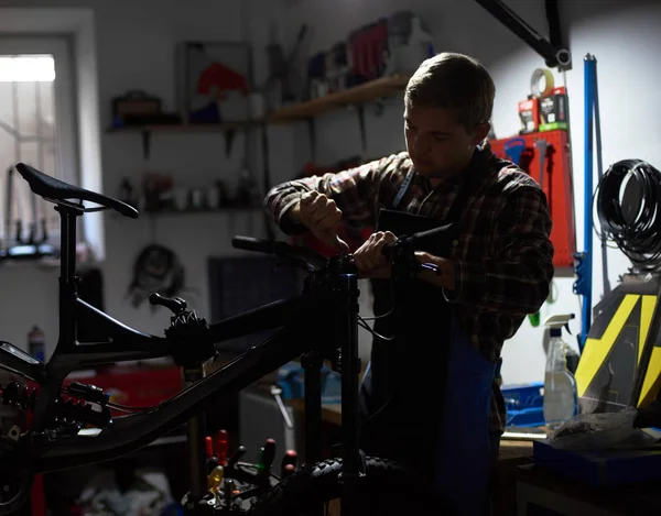 Männliche Servicekräfte Reparieren Modernes Fahrrad Mit Speziellem Instrument Tragen Schutzkleidung — Stockfoto