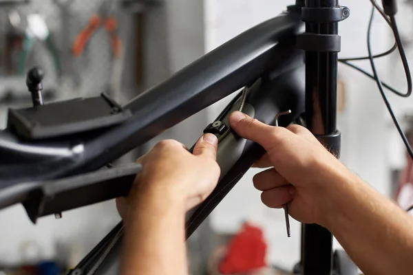 特別なツールを使用して自転車を固定自転車自転車修理店で働く軍人のクローズ アップ — ストック写真