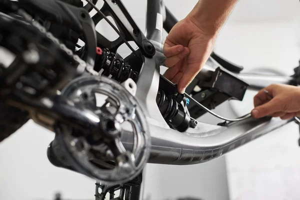 Nahaufnahme Eines Männlichen Mechanikers Der Einer Fahrradwerkstatt Arbeitet Arbeiter Der — Stockfoto