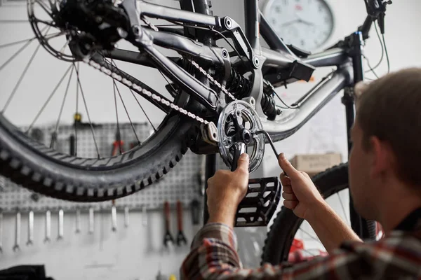 Rückseite Des Männlichen Mechanikers Reparatur Moderner Fahrrad Mit Speziellem Werkzeug — Stockfoto