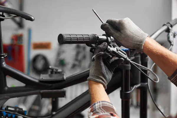 Nahaufnahme Eines Männlichen Mechanikers Der Mit Spezialwerkzeug Mountainbike Fixiert — Stockfoto