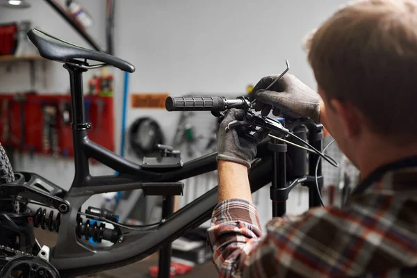 Cropped Shot Male Mechanic Working Bicycle Repair Shop — Stock Photo, Image