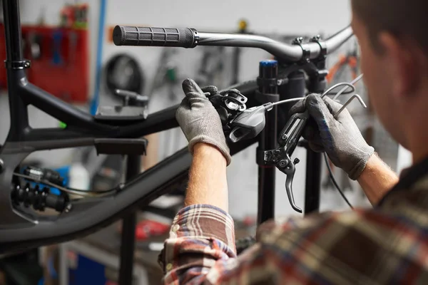 Tiro Cortado Mecânico Masculino Que Trabalha Oficina Reparação Bicicletas — Fotografia de Stock