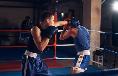 İki sporcu agresif boksörler boks ring spor kulübünde eğitim