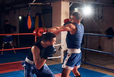 İki sporcu agresif boksörler boks ring spor kulübünde eğitim