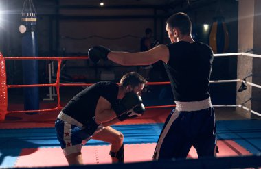 İki atlet sporcular boksörler boks Spor Kulübü, pratik tekme