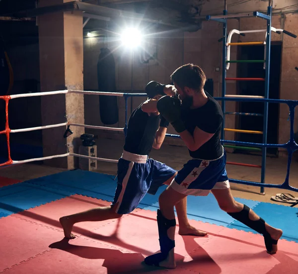 Dois Atletas Esportistas Chutam Boxers Praticando Boxe Clube Esportivo — Fotografia de Stock