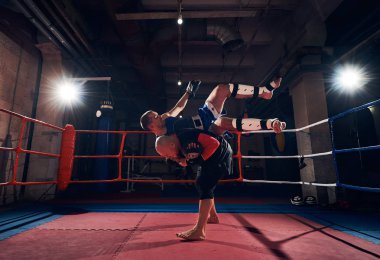MMA eğitmen ile pratik atletik sporcu avcı