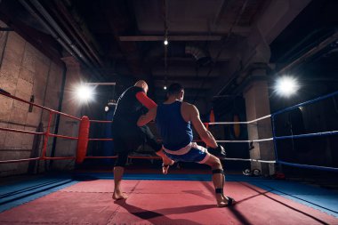 MMA eğitmen ile pratik atletik sporcu avcı