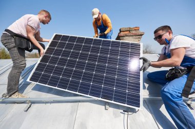 Erkek takım işçi tek başına güneş fotovoltaik panel sistemi, alternatif enerji yenilenebilir yenilik kavramı yükleme 