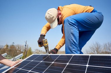 Erkek mühendis tornavida kullanarak tek başına güneş fotovoltaik panel sistemi yükleme