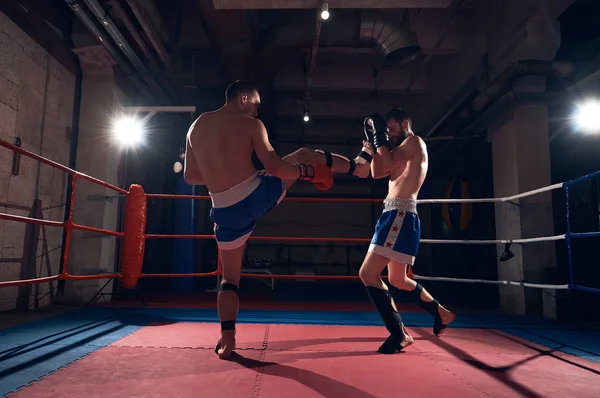 Lutador Marcial Praticando Kickboxing Com Parceiro Sparring — Fotografia de Stock