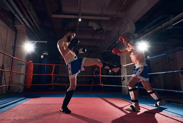 Lutador Marcial Praticando Kickboxing Com Parceiro Sparring — Fotografia de Stock