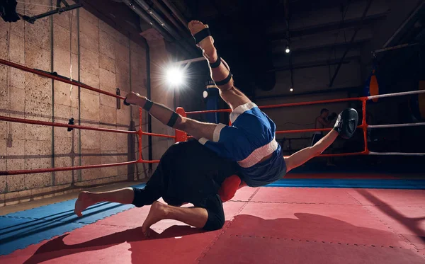 Agresivo Hombre Boxeador Entrenamiento Mma Con Entrenador —  Fotos de Stock