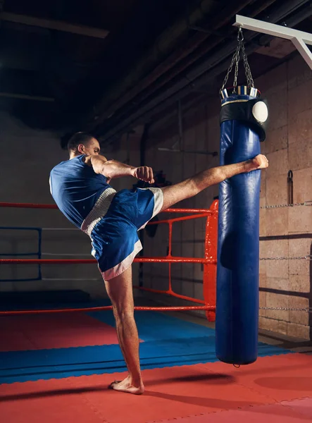 Atlético Masculino Kickboxer Treinamento Chutando Perfurando Saco Boxe Pesado — Fotografia de Stock