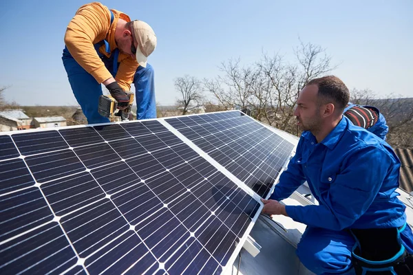Male Engineers Installing Solar Photovoltaic Panel System Using Screwdriver — Stock Photo, Image